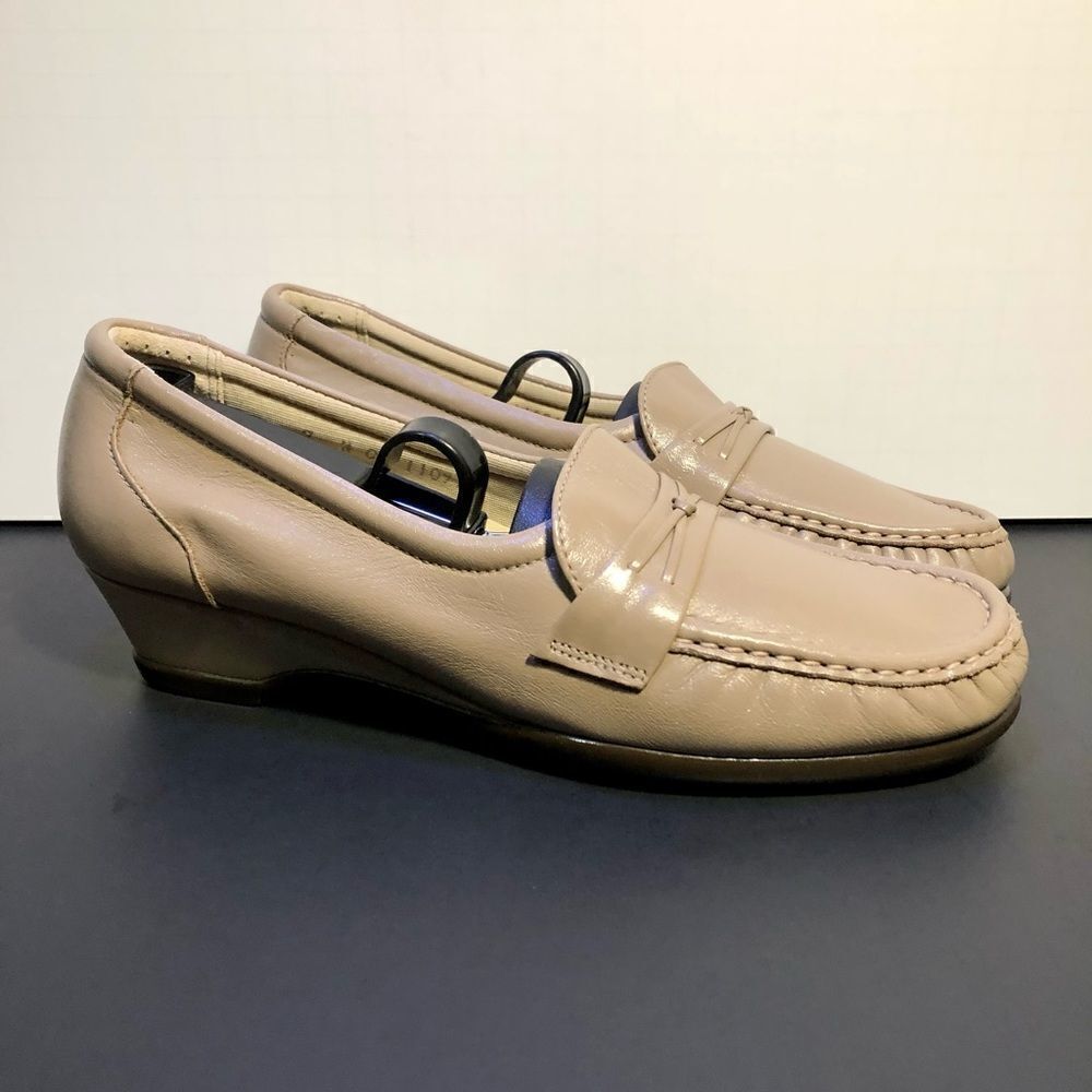 Womens SAS Tripad Comfort Beige Slip On Loafers / Size 7